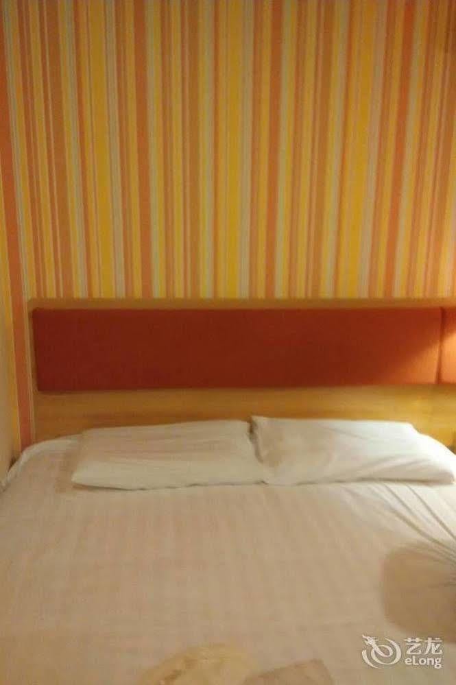Home Inn Shanghai Century Park Екстер'єр фото