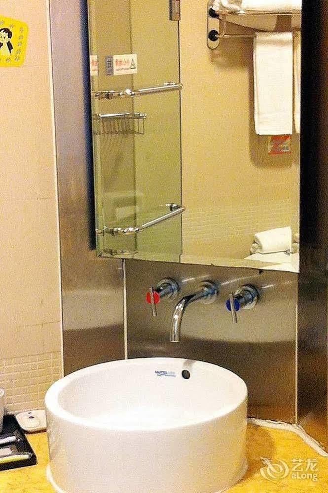 Home Inn Shanghai Century Park Екстер'єр фото